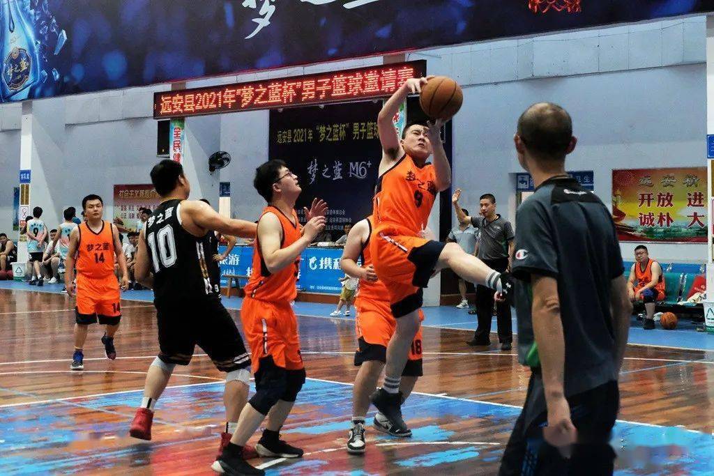 包含重返赛场首场状态出色，巴塞罗那观众沸腾！，莱万多夫斯基重返赛场上演精彩一战的词条