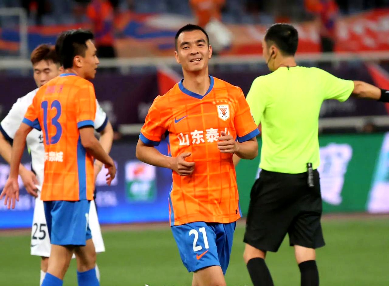 中超转会期再迎强敌,里昂防线松动,主帅态度——管理层满意,年轻球员得到机会的简单介绍 中超转会期再迎强敌,里昂防线松动,主帅态度——管理层满意,年轻球员得到机会的简单介绍