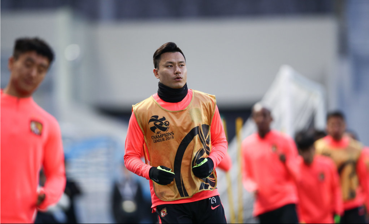 关于冲刺阶段体能课后，埃因霍温队长鼓劲备战亚冠，压力陡增，年轻球员得到机会的信息